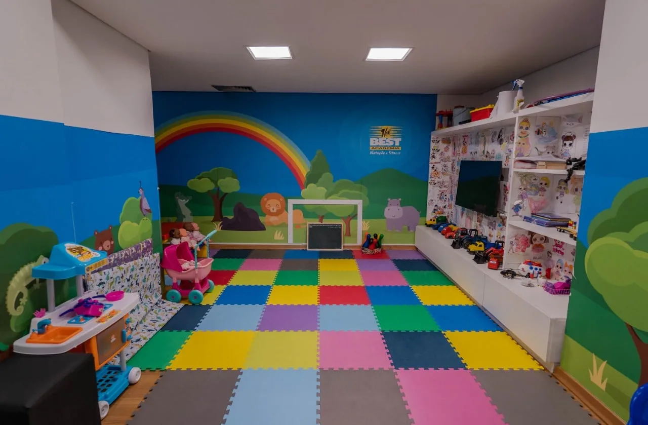 Espaço infantil colorido com tatame e brinquedos