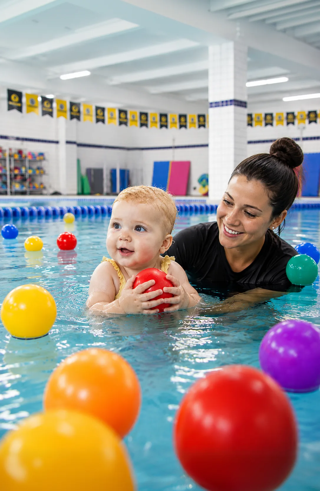 Área aquática infantil da The Best, com piscina rasa e bolas coloridas